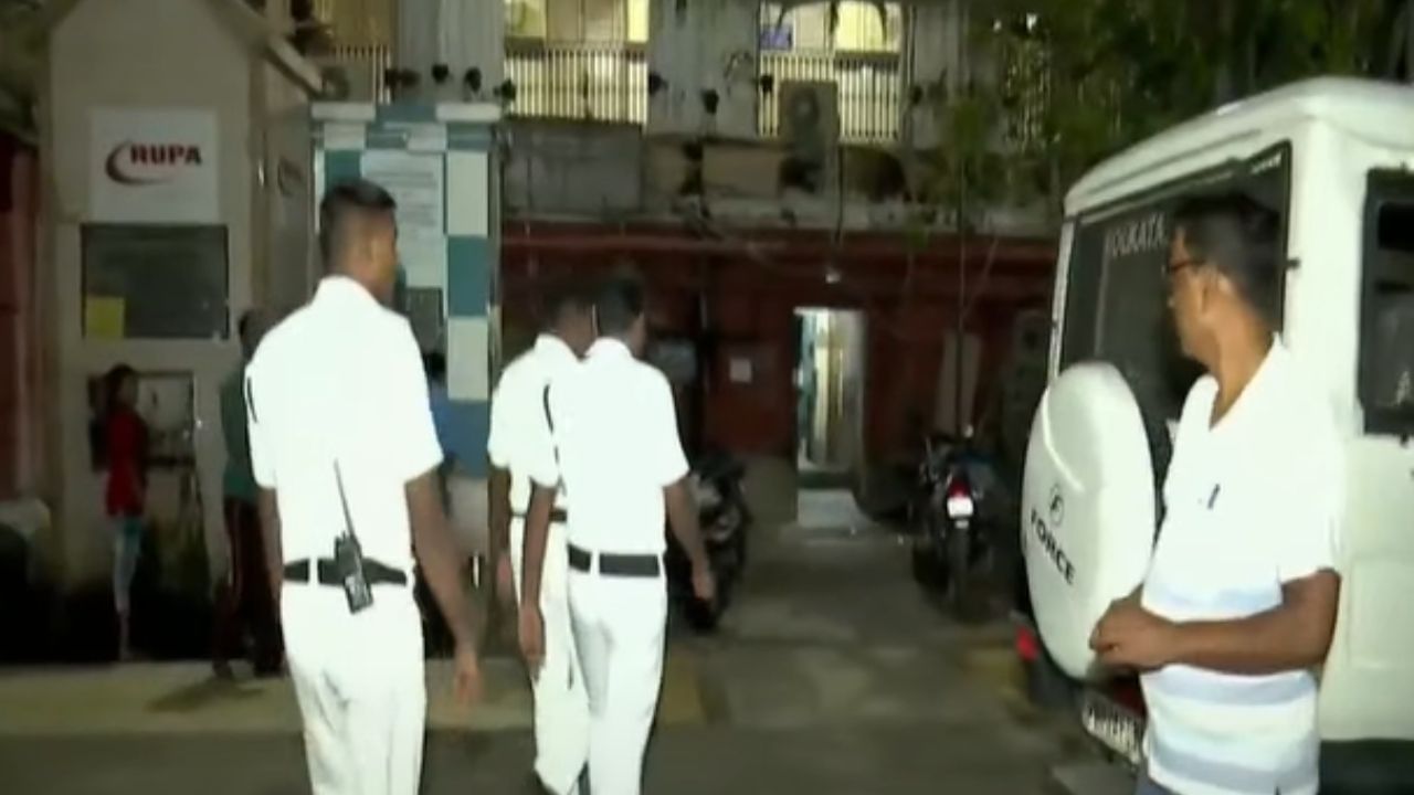 Kolkata-9.jpg ছুরি হাতে দৌরাত্ম্য সুলতানের! নেশায় বাধা দিতেই হামলা চালাল পুলিশের উপর