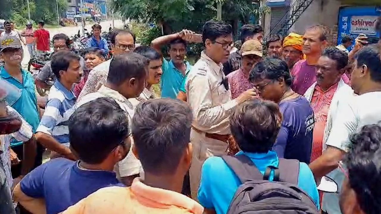 Nurshing-home-agitation.jpg চিকিৎসায় গাফিলতিতে রোগী মৃত্যুর অভিযোগ, রণক্ষেত্র দাসপুর!