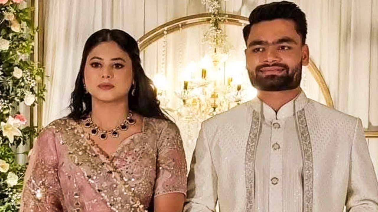 Rinku-Singh-Gets-Engaged.jpg পাশে প্রিয় রিঙ্কু, প্রিয়ার চোখে জল! ভালোবাসার সুন্দর মুহূর্তের ভিডিয়ো