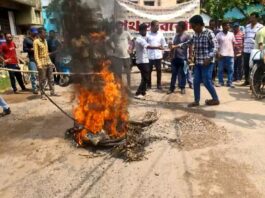 ‘আসতেই হবে কাউন্সিলরকে’, টায়ার জ্বেলে পথ অবরোধ দমদমে
