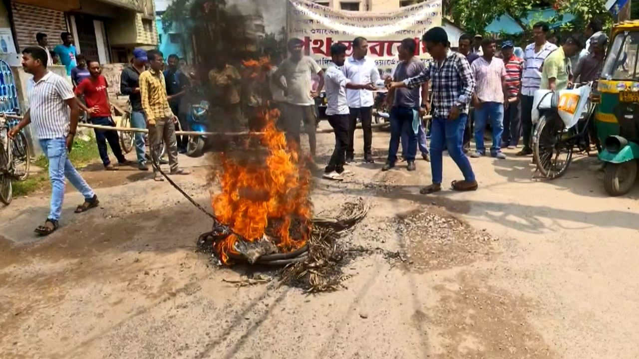 ‘আসতেই হবে কাউন্সিলরকে’, টায়ার জ্বেলে পথ অবরোধ দমদমে