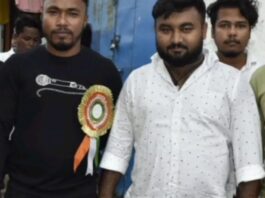 জেল খাটা বাংলাদেশিকে ছাড়াতে গিয়েছিলেন TMC নেতা? ছবি ভাইরাল হতেই বললেন