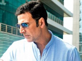 সাদামাটা পোশাকে হলের বাইরে দাঁড়িয়ে অক্ষয়, ছুটে গেলেন সকলের কাছে, কেউ চিনতেই পারলেন না?