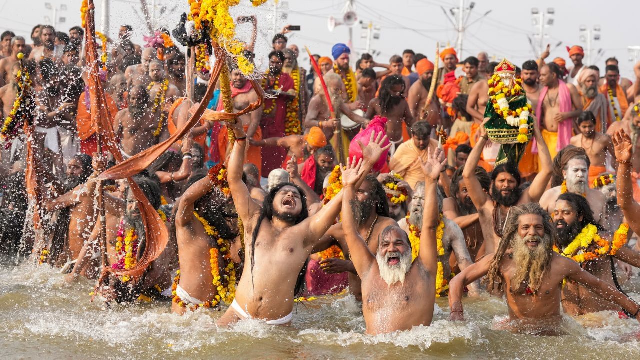 maha-kumbh-6.jpg আয় ৫০০ কোটি টাকা! শুধু পুণ্যই নয়, মহাকুম্ভ ভরাল ট্যাঁকও