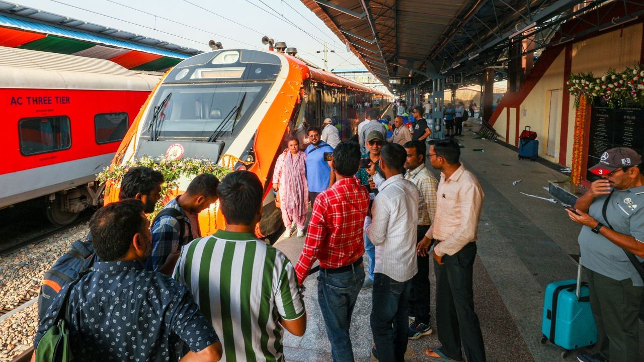 vande-bharat-2.jpg বন্দুক হাতে টহল দেবে কমান্ডো! দেশের সবচেয়ে সুরক্ষিত ট্রেন এখন এটাই...